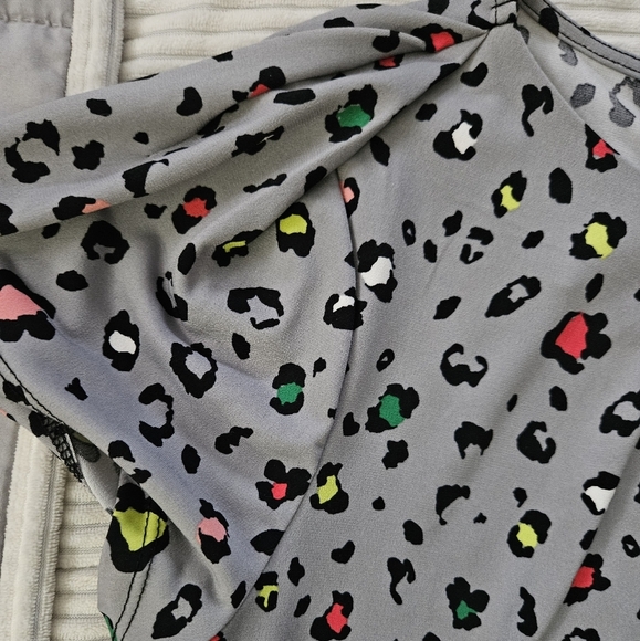 Liz Claiborne Leopard Print Gray Shirt. Size M - Picture 3 of 6